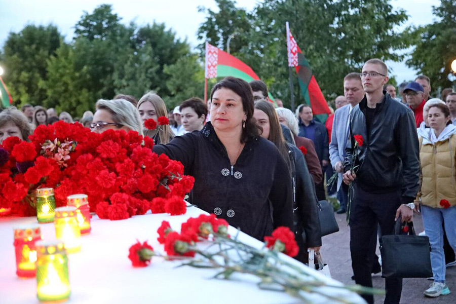 Ровно в четыре часа. В Бобруйске у Братской могилы советским военнопленным состоялся митинг-реквием