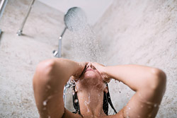 Можно ли мыться холодной водой, когда горячую отключили?