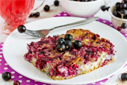 Вкусный пирог с творогом и черной смородиной