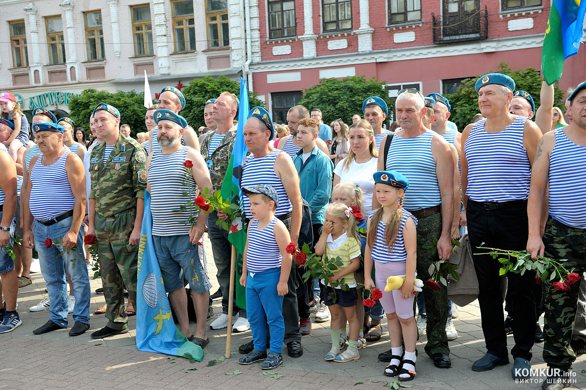Десантное братство Бобруйска отметило День ВДВ. Фоторепортаж 