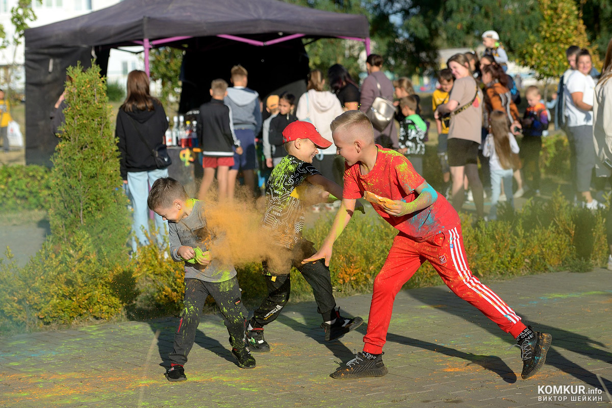 В молодежном парке Бобруйска прошел фестиваль красок. Фоторепортаж