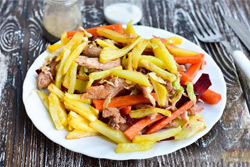 Салат с курицей и жареным картофелем