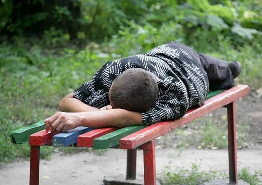 В ночь на 31 июля житель Бобруйска с размахом отдохнул в ночном клубе на Пушкина. Устал так, что, выйдя из клуба, дошел до ближайшей лавочки и – сладко заснул…