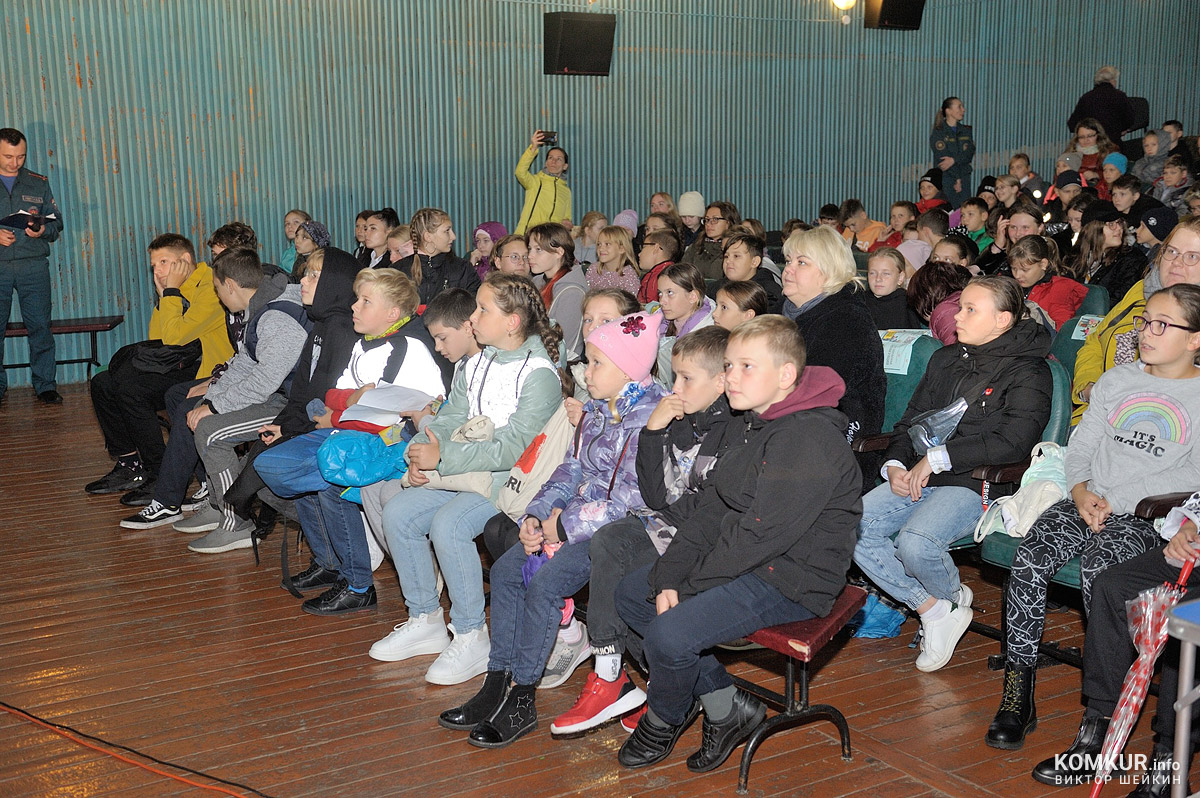 В Бобруйске в кинотеатре «Мир» прошел тематический праздник в рамках Единого дня безопасности. Фоторепортаж