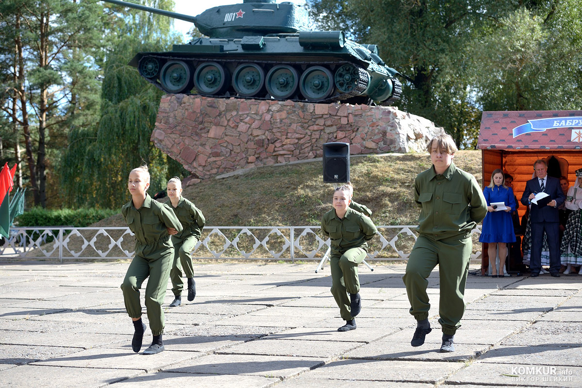 Песни, танцы, солдатская каша... Как в Бобруйске отметили День танкиста. Фоторепортаж