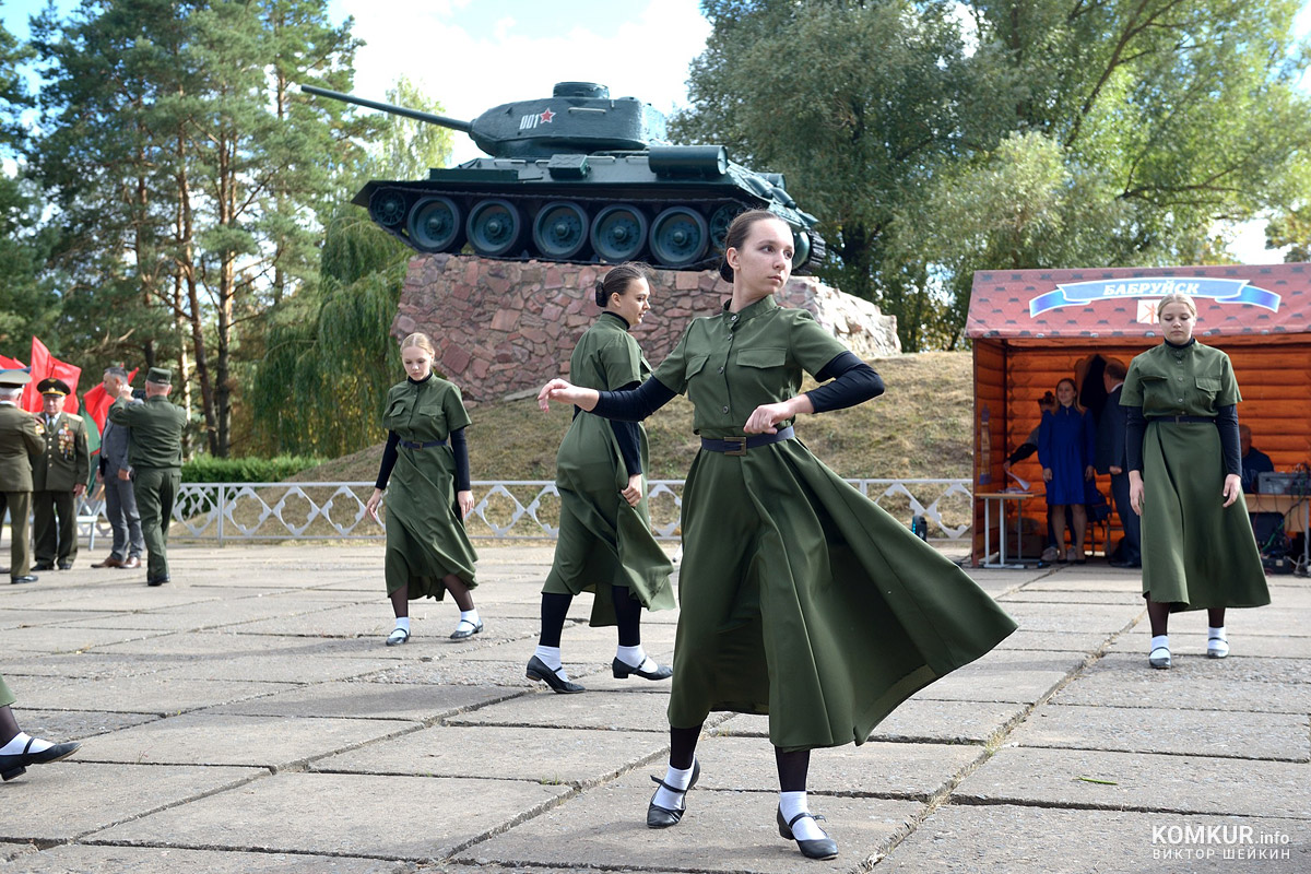 Песни, танцы, солдатская каша... Как в Бобруйске отметили День танкиста. Фоторепортаж