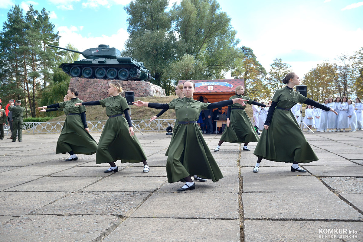 Песни, танцы, солдатская каша... Как в Бобруйске отметили День танкиста. Фоторепортаж
