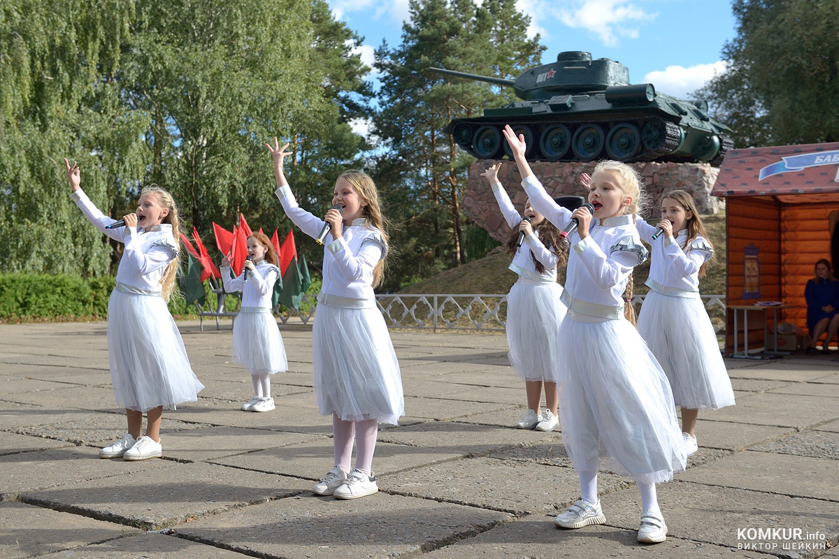 Песни, танцы, солдатская каша... Как в Бобруйске отметили День танкиста. Фоторепортаж