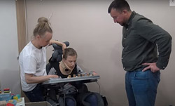 «С трудом поднимаю сына, ведь он ростом с меня». Мальчику Арсению нужна коляска! (видео)