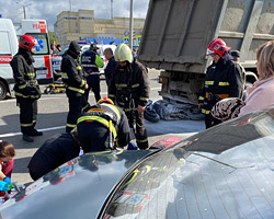 В Бобруйске мотоцикл влетел под грузовик и загорелся. Что с байкером? (+ВИДЕО)