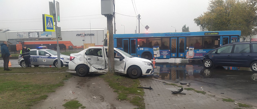 Первое октябрьское утро в Бобруйске началось с дорожно-транспортного происшествия. В субботу, около 9.00 на пересечении улиц Гоголя и Орджоникидзе столкнулись Renault Logan и минивен Ford Galaxy. Фотографии с места аварии разлетелись по соцсетям.