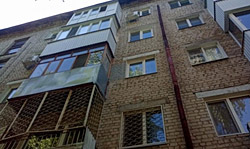 В Бобруйске мужчина повис на балконе третьего этажа. Пришлось вызывать спасателей...