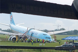 Самолет Korean Air со 173 людьми на борту приземлился мимо посадочной полосы