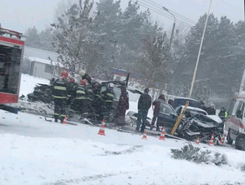 На въезде в Бобруйск – серьезное ДТП: машина вылетела с дороги