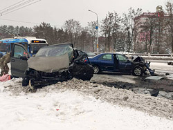 На въезде в Бобруйск – серьезное ДТП: машина вылетела с дороги (добавлено видео)