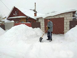 Снежные шапки на крышах и ветках: рекомендации бобруйских спасателей