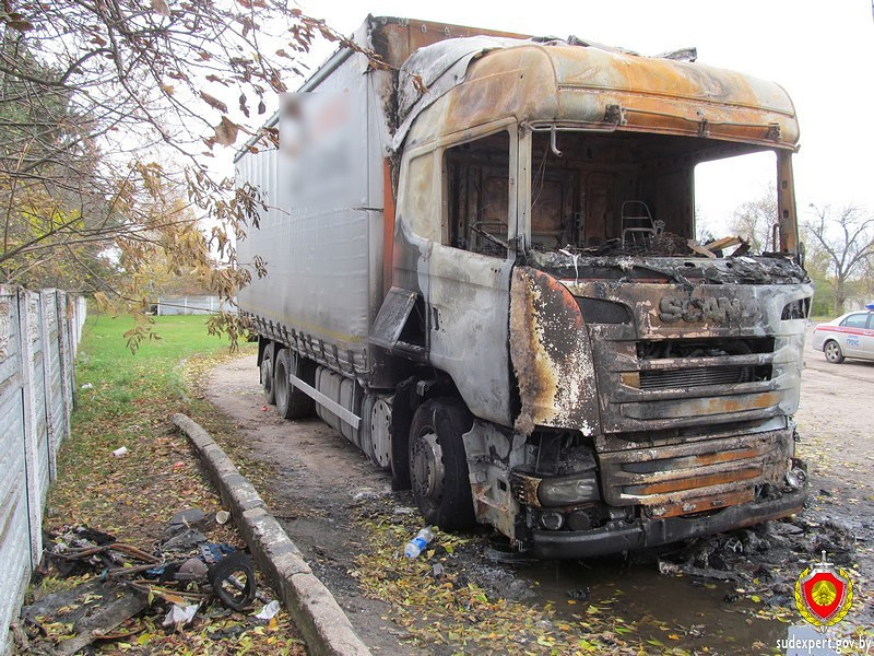 Судебные эксперты управления Государственного комитета судебных экспертиз по Могилевской области установили причину пожара в грузовом автомобиле «Scania R440», произошедшем в Бобруйском районе в середине октября.