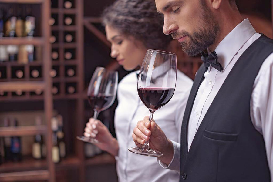 Красное вино – алкогольный напиток, которому приписывают меньше всего вредного воздействия на организм. А некоторые адепты бокала красного сухого называют его даже полезным и едва ли не секретом долголетия.