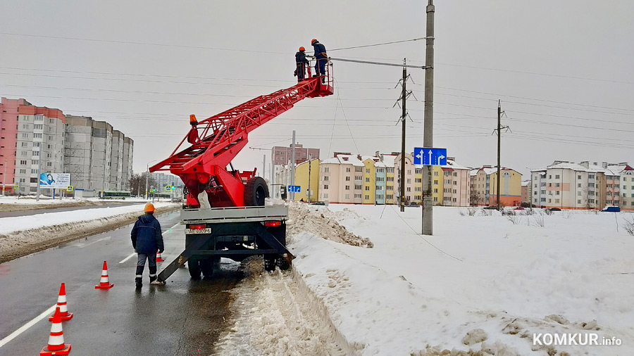 В Бобруйске начали монтировать новую троллейбусную линию