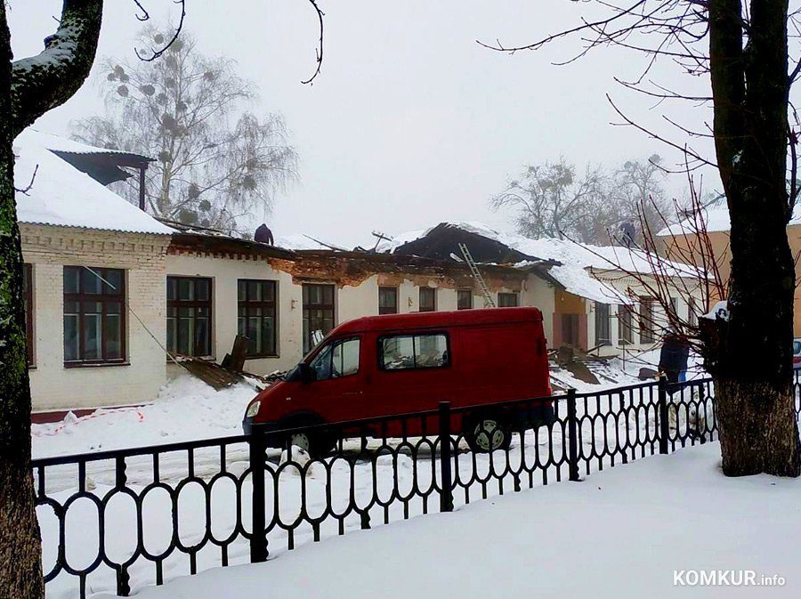 Тяжелый мокрый снег продолжает наносить ущерб нашему городу. На сей раз пострадало старое одноэтажное здание на улице Московской.