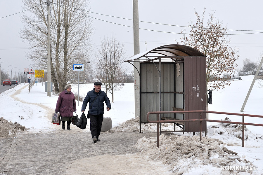 На прошлой неделе в редакцию обратилась Татьяна Васильевна Иванова. Она живет недалеко от остановки «МПМК» на улице Бахарова. Татьяна Васильевна рассказала, что пару месяцев назад ветер повалил остановочный павильон. И попросила разузнать, когда его вернут на место.