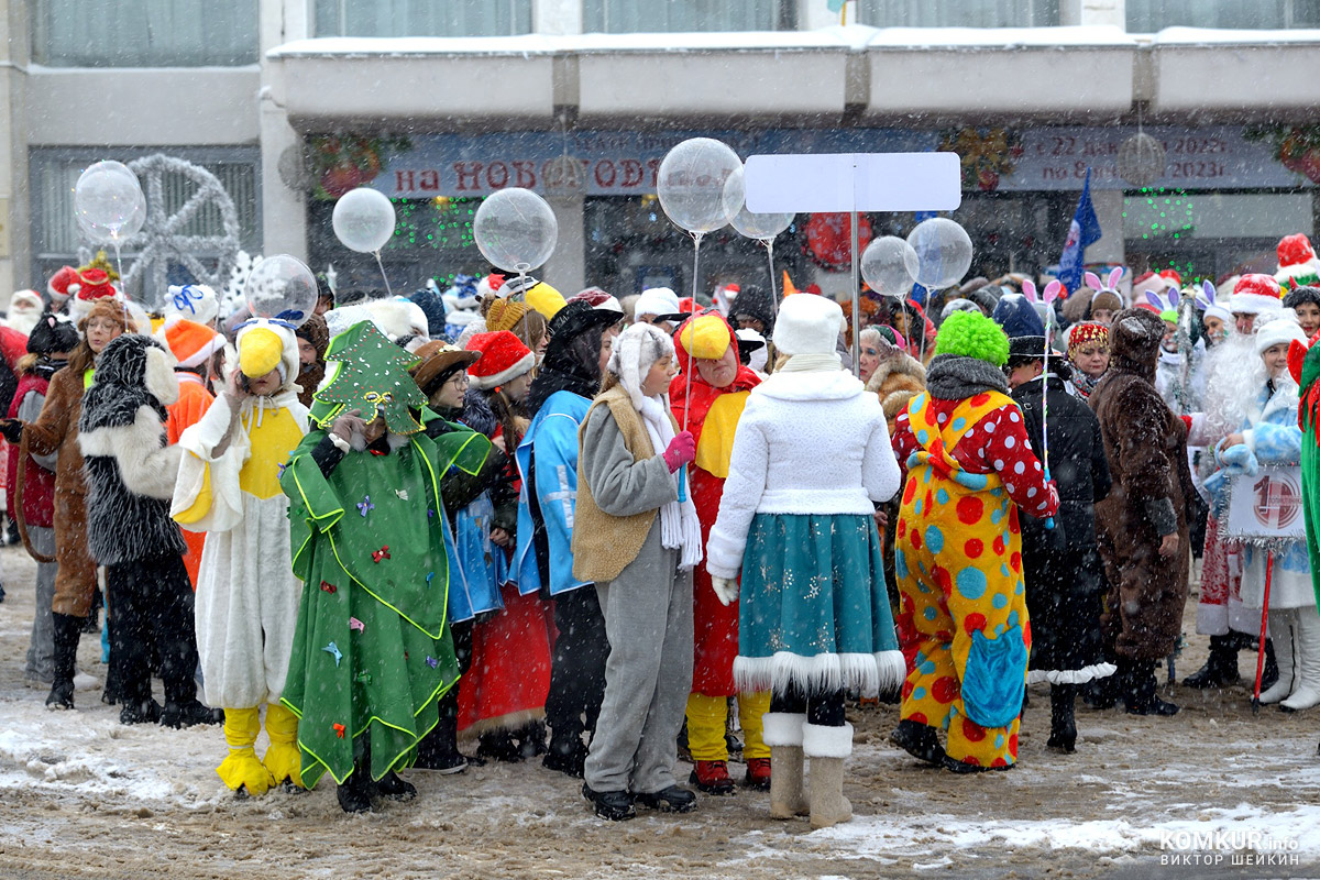 Праздничное шествие Дедов Морозов в Бобруйске. Или когда загорится елочка?