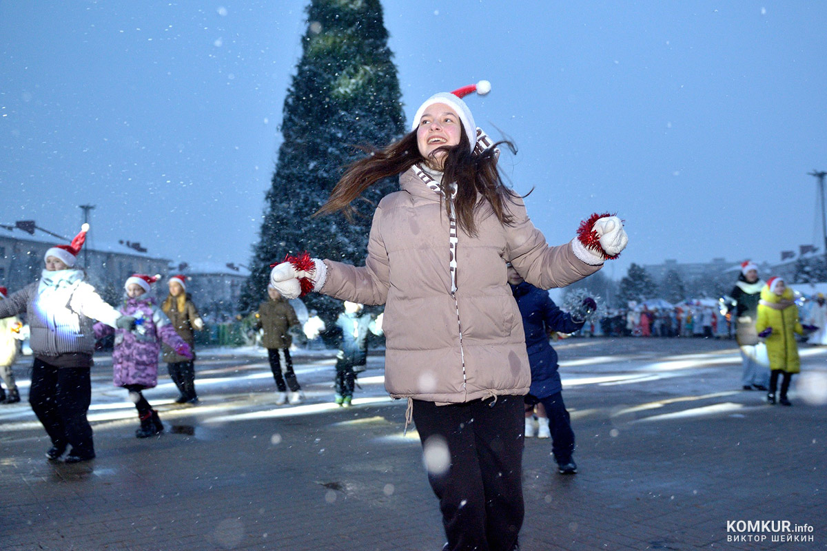 Праздничное шествие Дедов Морозов в Бобруйске. Или когда загорится елочка?