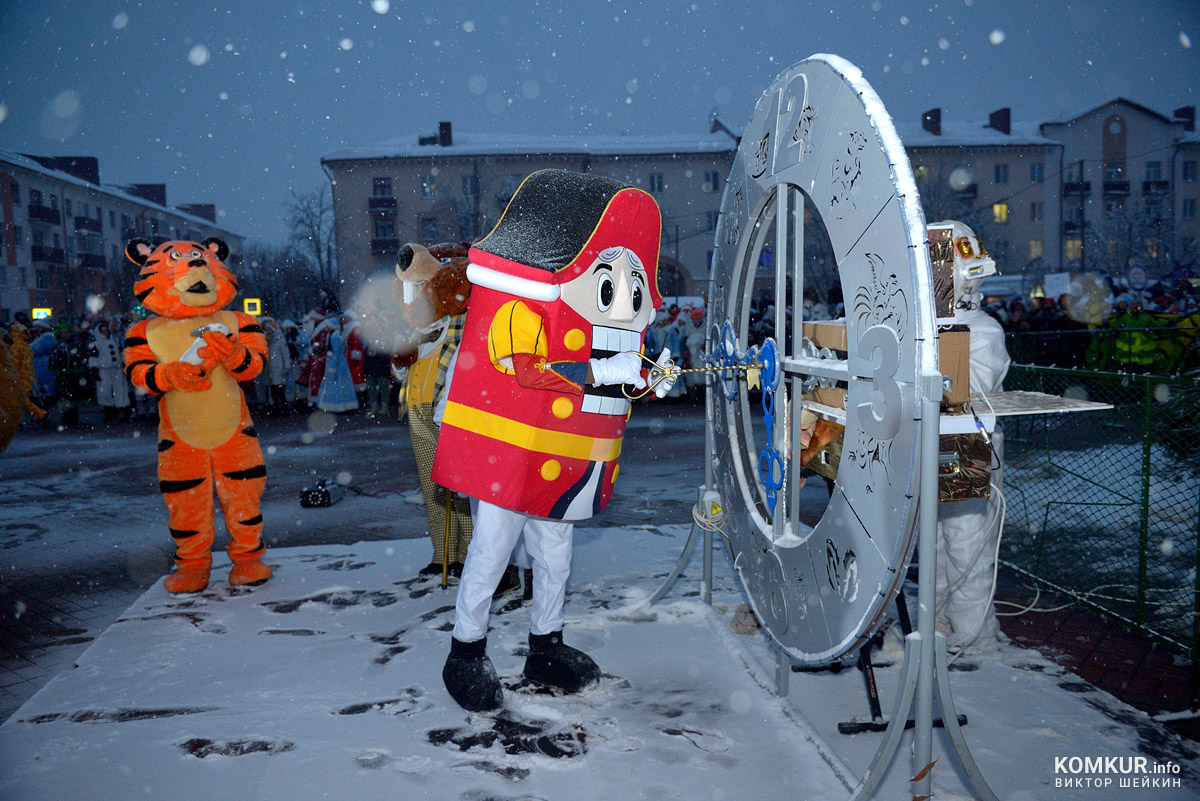 Театрализованное новогоднее представление на главной площади Бобруйска. Фоторепортаж