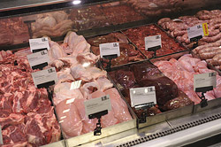 Магазинам разрешили продавать тушки птиц собственной разделки. Но не курицы!