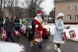 В Бобруйске сотрудники ГАИ поздравили детей из детского дома с наступающим Новым годом