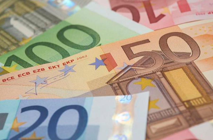 С 12 декабря 2022 года евро исключат из перечня валют, входящих в состав корзины иностранных валют. Об этом сообщается на сайте Нацбанка.