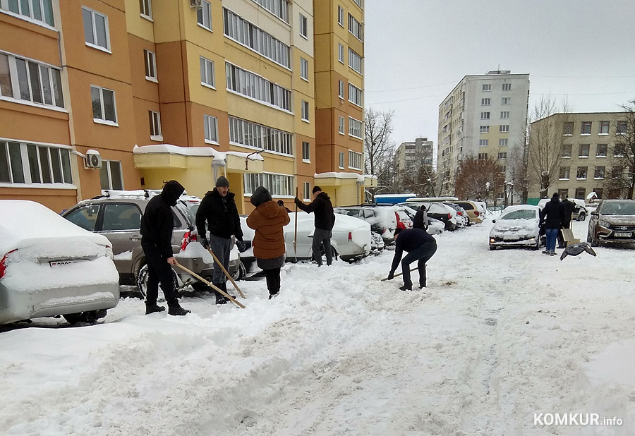 Суббота и воскресенье, 17 и 18 декабря, для многих бобруйчан начались не с кофе. Вместо кружки ароматного напитка пришлось взять в руки лопату для уборки снега. Иначе был риск не то что не выехать – даже не выйти со двора.