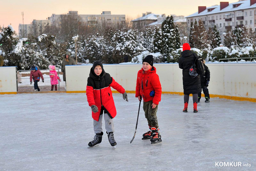 С середины декабря на площади Ленина планируется запустить прокат коньков, сообщила пресс-секретарь ГУ «Хоккейный клуб «Бобруйск» Екатерина Хлань.