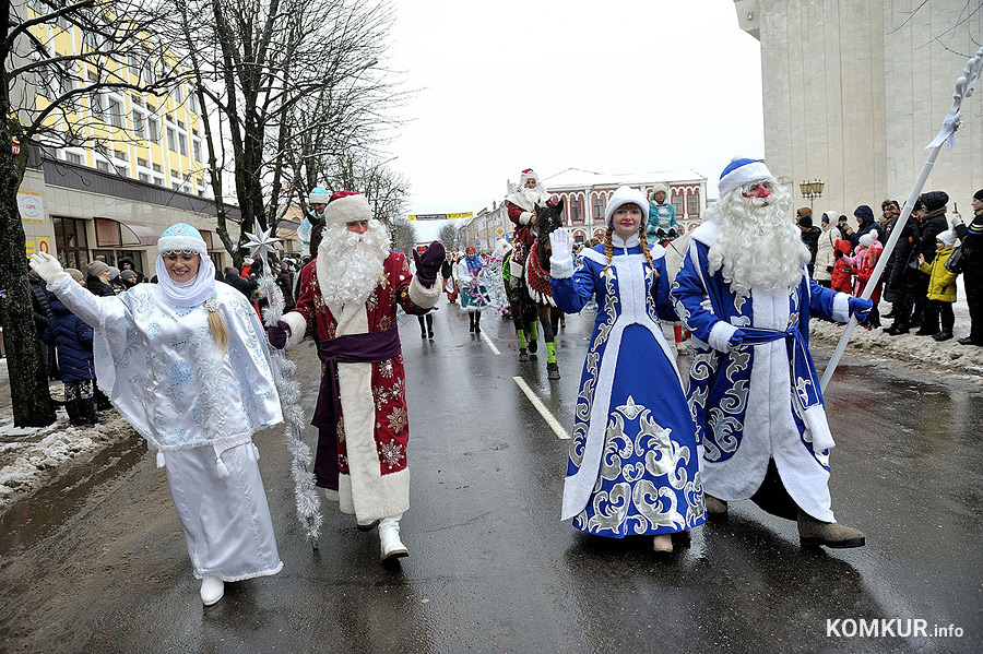 Реально два дня осталось до проведения традиционного театрализованного шествия Дедов Морозов и Снегурочек. Оно начнется в 16.00 в субботу, 17 декабря.