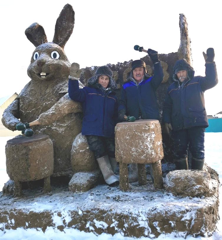 В России создали двухметрового зайца из навоза