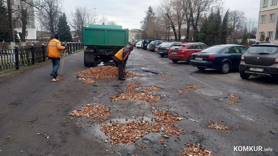 Как коммунальщики Бобруйска ремонтируют в январе городские дороги. И комментарий к видео из соцсетей «Коммерческого курьера»