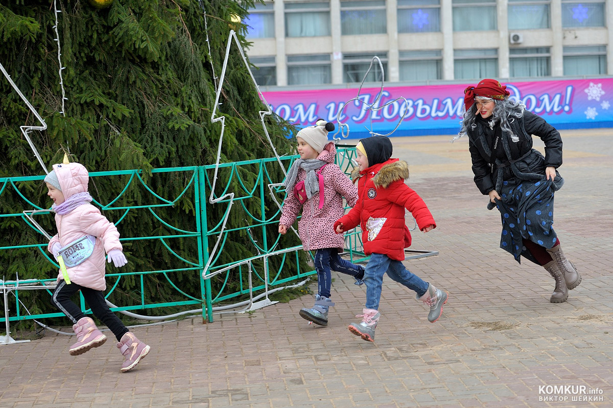 «Праздник елки и зимы с нетерпением ждали мы!» Фоторепортаж с праздника для детей у елки на площади «Дворца искусств»  города Бобруйска