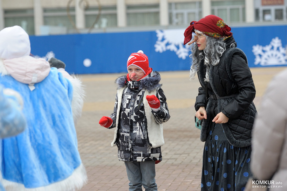 «Праздник елки и зимы с нетерпением ждали мы!» Фоторепортаж с праздника для детей у елки на площади «Дворца искусств»  города Бобруйска