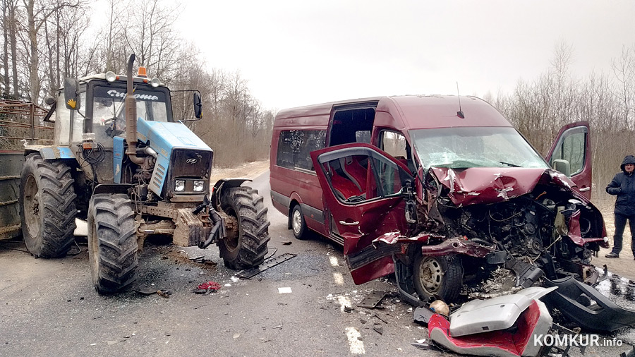 ДТП под Бобруйском: столкнулись маршрутка и трактор, пострадали 11 человек