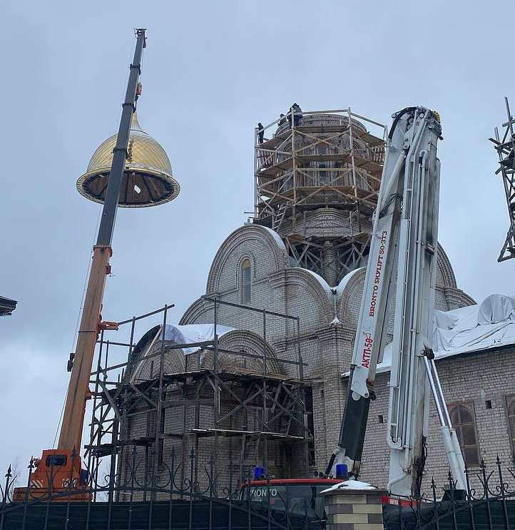 Храм на перекрестке Минской и Георгиевского получил главный купол и крест