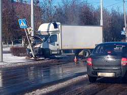 В Бобруйске под удар грузовика попал… светофор