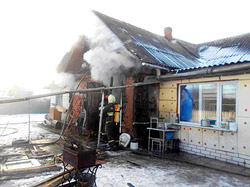 В Бобруйске загорелся дом. Причина неизвестна