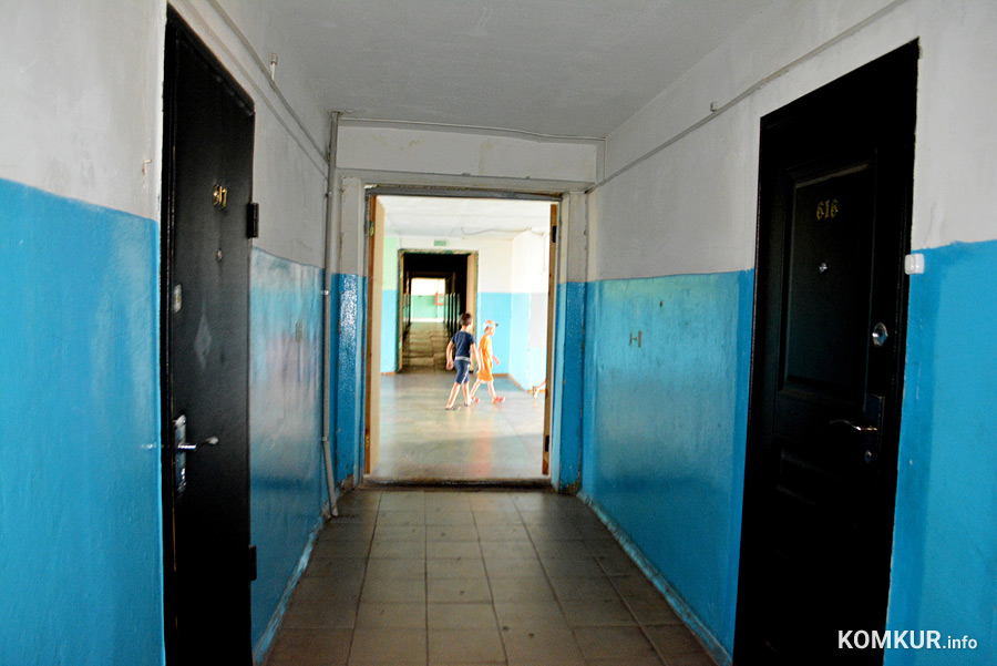 В бобруйском общежитии мужчина набросился на детей – душил и угрожал ножом