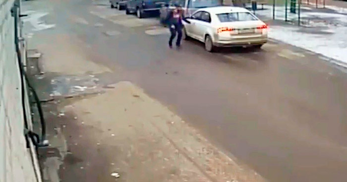 Дорожно-транспортное происшествие случилось на улице Минской. 44-летний бобруйчанин за рулем «Шкоды» столкнулся со стоящим «Опелем». Вышел, осмотрел повреждения. И уехал с места аварии. А через два дня обратился в правоохранительные органы и рассказал, что его машину повредили неизвестные.