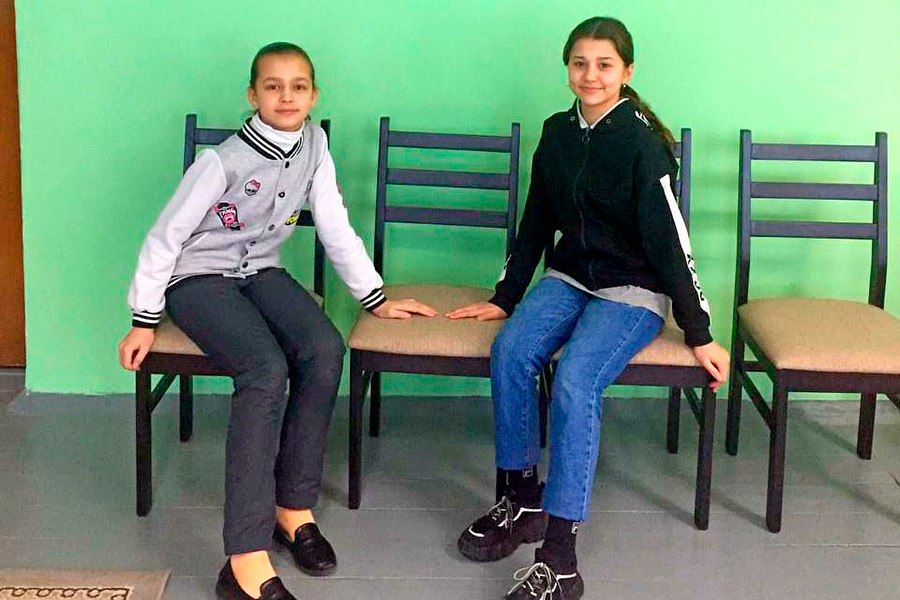 Бобруйская государственная специальная общеобразовательная школа-интернат для детей с нарушением слуха получила большой подарок от концерна «Беллесбумпром» – сто новых стульев из массива.