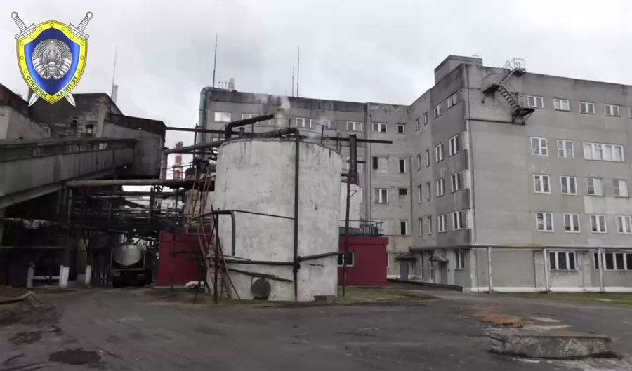 В Бобруйске работницу завода с серьезными ожогами доставили в больницу. Причиной стало ведро серной кислоты