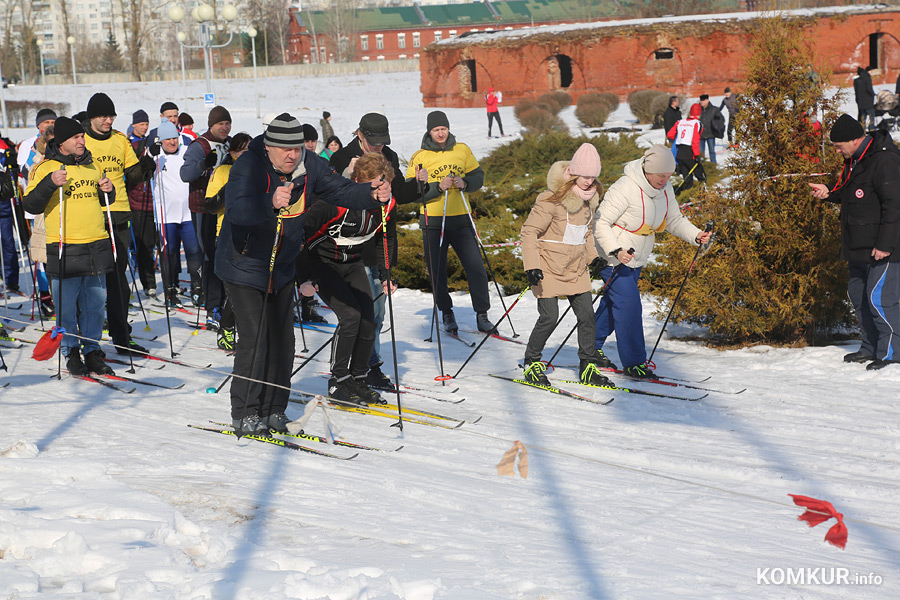 Почти 400 участников в составе 71-й команды приняли участие в спортивном празднике «Бобруйская лыжня 2023», который прошел в субботу, 11 марта, в районе Ледового дворца. Уверенный «плюс» и свежий снег: на этих соревнованиях бобруйчане провожали зиму в предвкушении весны.