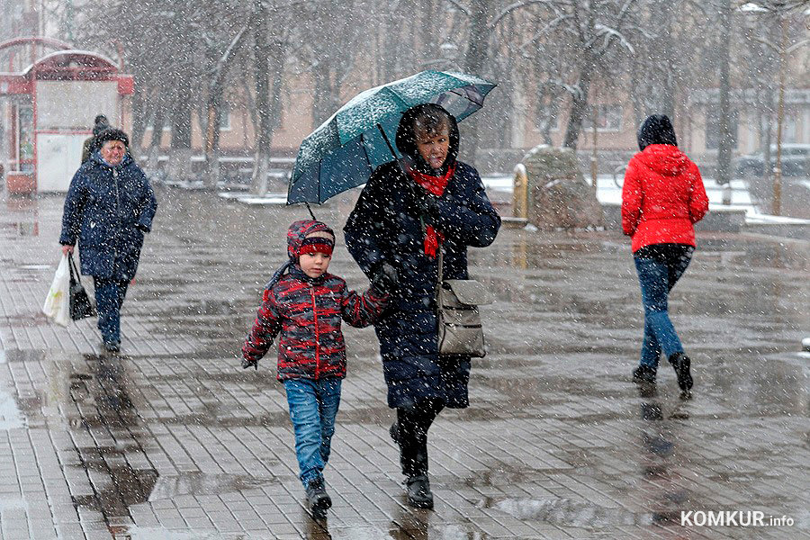 Апрель, по прогнозам синоптиков, начнется с осадков. В субботу, 1 апреля, ожидаются дожди. Температура воздуха ночью составит от 0°C до +7°C, днем – от +7 до +10°C.