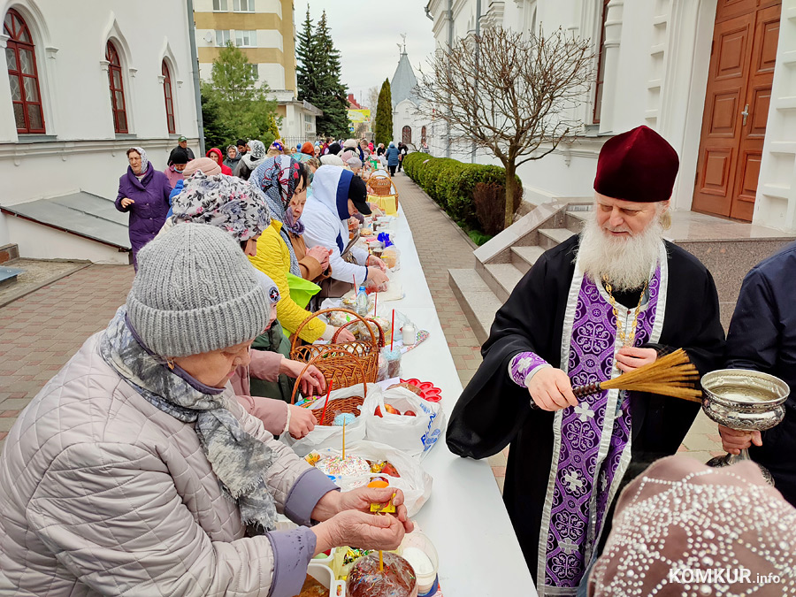 Бобруйчане освящают пасхальные угощения