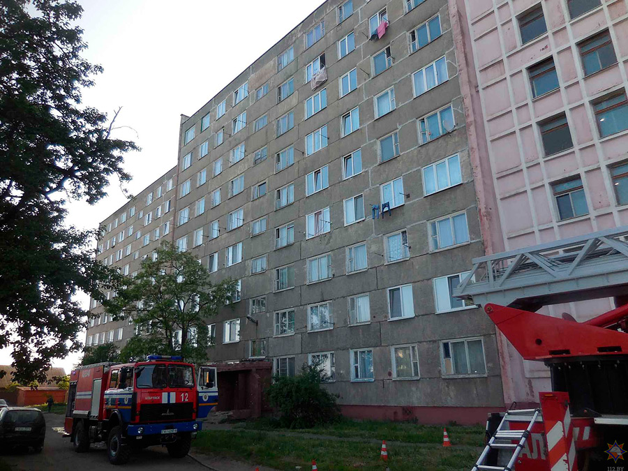 В начале седьмого утра 30 мая спасателям поступило сообщение о сработке автоматической пожарной системы «Молния» в девятиэтажном общежитии на бульваре Молодежном.